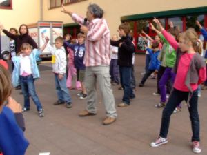 Bild einer Tanzanimation für Jung und Alt bei einem Schulfest
